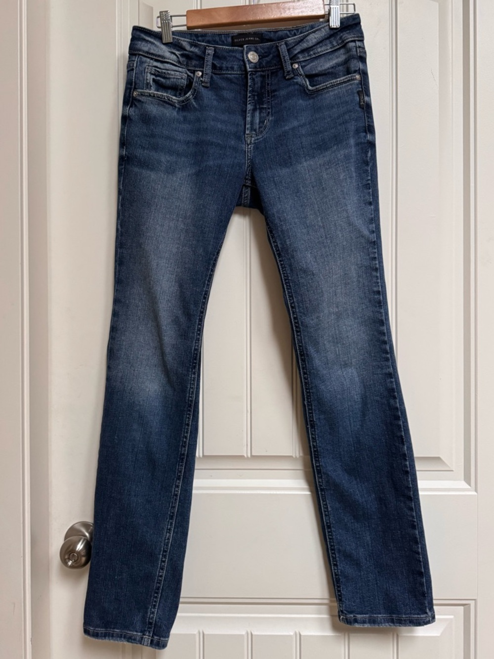 Silver Jeans Suki Straight Leg Jeans. Size 27” by 31” (measures 30”)